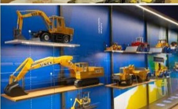 Výstavní vitríny s modely strojů v Národním technickém muzeu